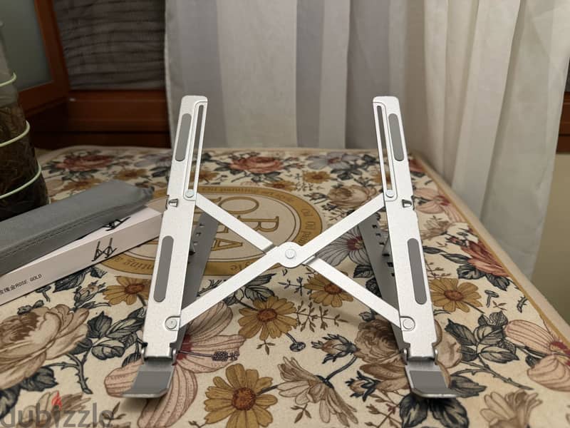 Metal stand for laptops 1