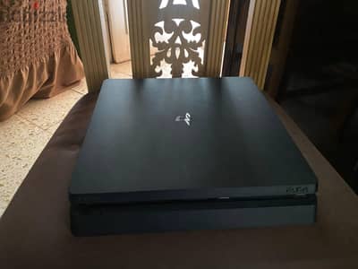 playstaion 4 slim 1 TB  (almost new) +star wars+horizon zero dawn