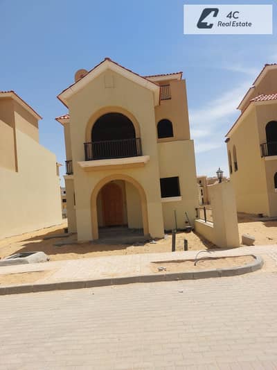 Villa with Private Swimming Pool for Sale, Ready to Move, Resale at the Lowest Market Price in Sarai New Cairo, near Madinaty and the Ring Road