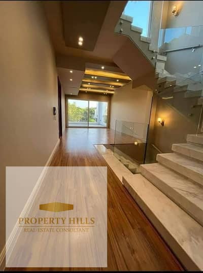 Twin house, 340 sq m, in Entrance 2, El Shorouk, by La Vista. Ready for viewing and immediate occupancy upon signing the contract. Selling for less than the original price.