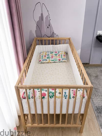 سرير أطفال IKEA SNIGLAR خشب طبيعي بحالة ممتازة + المرتبة والمفروشات