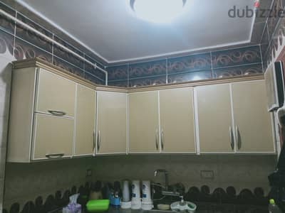 دوليب مطبخ كالجديد لسرعة البيع 2.4متر