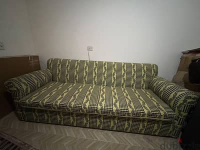 كنبة سرير و كرسين
