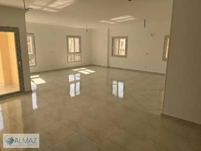 شقة فاضيه ٢٢٥ متر مميزة للايجار الإداري في البنفسج عمارات في التجمع الاول يطل ويقترب مباشرة من شارع التسعين الشمالي.