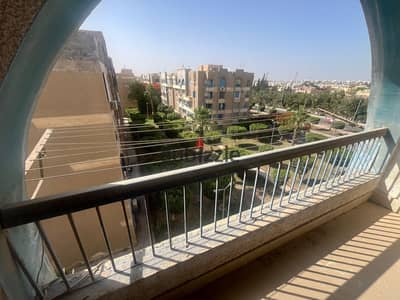 شقة للبيع 111متر في الحي الاول الشيخ زايد -  امام شارع النزهة مباشرة -  بحري بالكامل متشطبة
