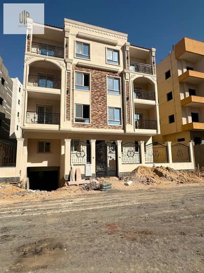 شقة للبيع بالاندلس متشططبة بالقرب من الامريكية و الهايد بارك و كمبوند مفيدا