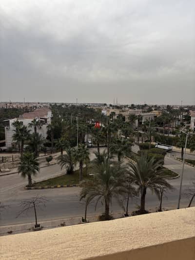 شقه للايجار مفروشه في الشروق حي النادي بجوار الجامعه البريطانيه