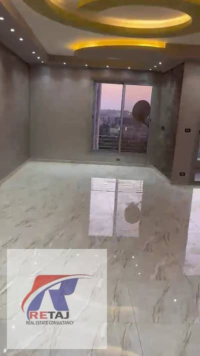 شقة للإيجار بالمطبخ و ٢ تكييف في كمبوند VGK بالم هيلز