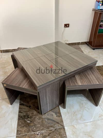 تربيزة وسطية مع اربع حجم صغير