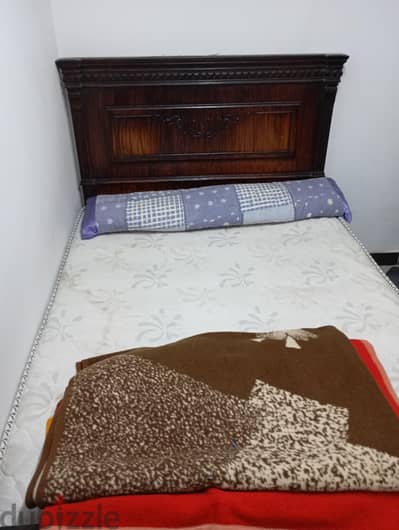 سرير  140سم مع المرتبة
