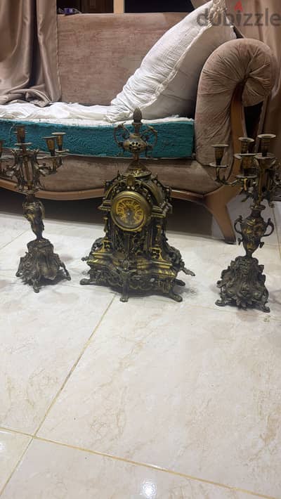 طقم شمعدان وساعه نحاس كبير