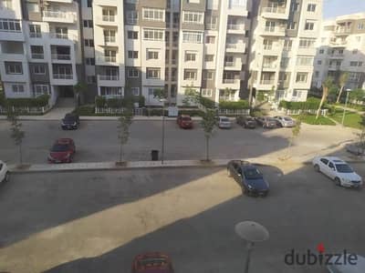 شقة للإيجار القانون بمدينتي B10، مساحة 116م، أمام الخدمات مباشرة، على بُعد دقيقتين من أول سيزون، مجموعة 101، موقع مميز جدًا.