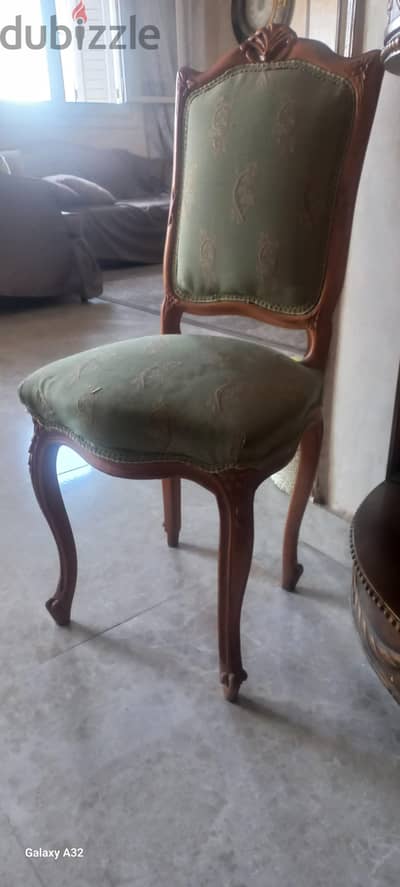 كرسي انتيك لقطة