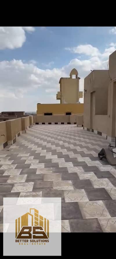 شقه للبيع في روف في ارقي احياء العبور الحي الرابع بسعر بسيط