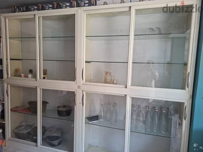 للمحلات بترينة المونتال ب الزجاج