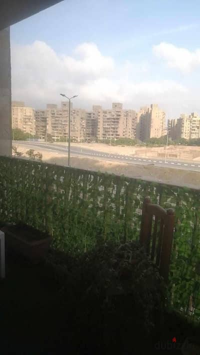 شقه للبيع في زهراء المعادي كمبوند تيجان2 فيو مفتوح امامي  واجهه علي  الشارع الرئيسي    مساحه 170م  تتكون من 3غرف -2حمام - ريسبشن - مطبخ - بلكونه   الد