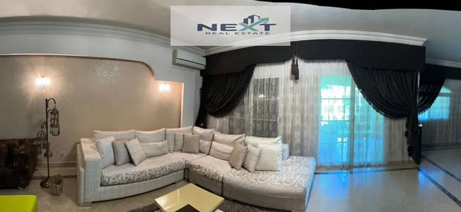  **حصري للإيجار المفروش في مدينتي**    **فيلا تاون هاوس – نموذج Y**   **مساحة المباني:** 290م  **3 غرف نوم + 3 حمام**  **غرفة ماستر**  *