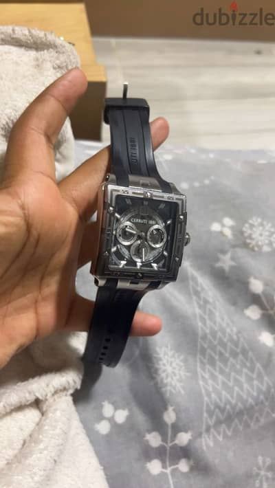 ساعة من إمارات