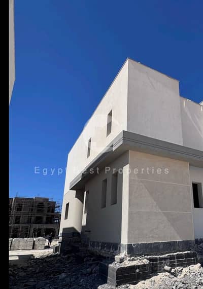 تاون هاوس للبيع في *رأس الحكمة* من تطوير *The Med* بأقل سعر تشطيب كامل بالتكييفات ووحدات المطبخ.