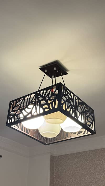 نجفه ٤ لمبه بحاله ممتازه 40*40 cm