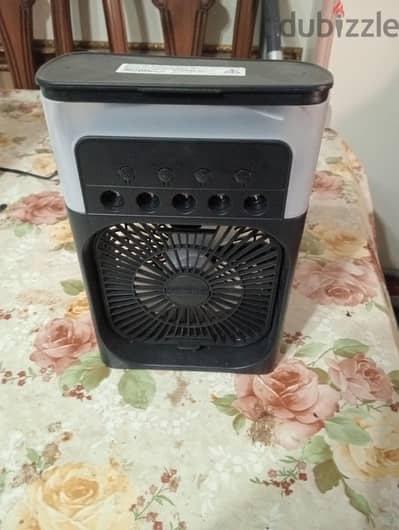 مروحه USB صغيره مع امكانيه وضع ثلج أو عطر داخلها وبها انوار جديده