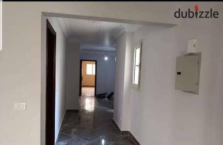 شقة راقية للإيجار قانون جديد بموقع استراتيجي ساحر في قلب جنوب الأكاديمية بالمنطقة (ب)، بالقرب من كايرو فيستيفال سيتي والمحاور الرئيسية بالكامل وفيو ممتاز جداً!
