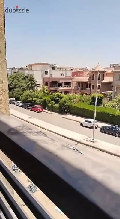 شقه للبيع ارضي بجاردن بالمنطقه الثامنه نصف تشطيب 3 نوم 3 حمام جاردن خاصه