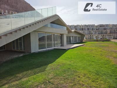باقل من سعر الماركت لسرعه البيع ستاند الون فيلا 5 غرف صف اول لاجون ريسيل مونت جلالة العين السخنة بتقسيمه مميزة جاهز للمعاينه و السكن