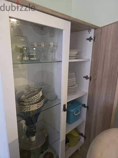 غرفة سفرة متكاملة. ترابيزة مع ٦ كراسي، نيش و بوفيه من Hub furniture
