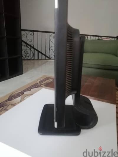 شاشة lcd اتش بي 19 بوصة