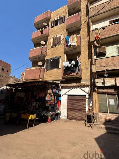 منزل مع محلات للبيع