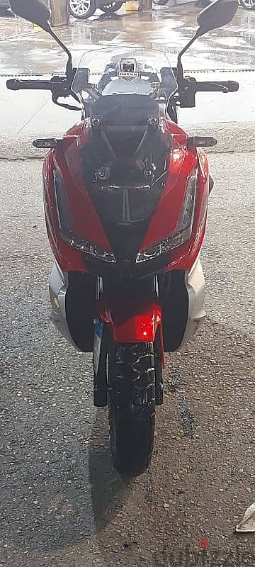 ADV 200 scoter