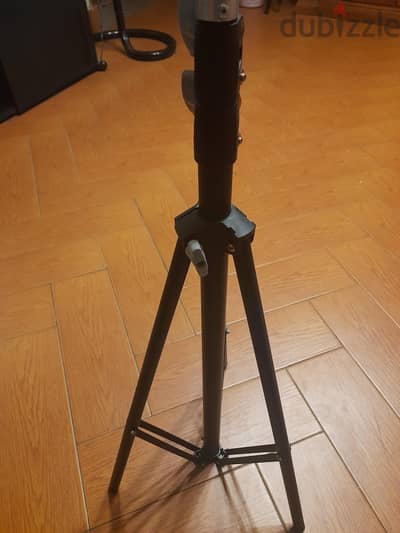 حامل ثلاثي (ترايبود) بطول ٢ متر، جديد تمامًا. tripod 2 meters