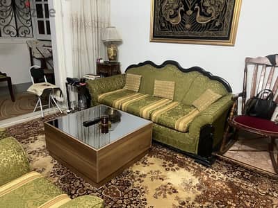 انترية متنجد حديثاً كالجديد  كنبه ٣ و٢ كرسي و ٢ بف
