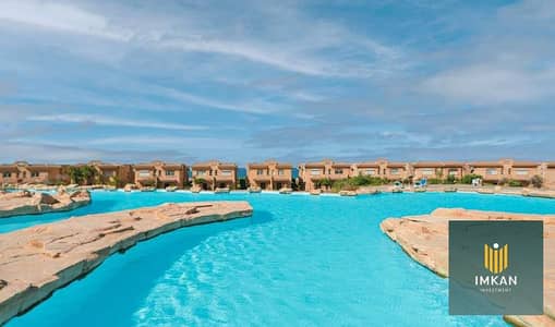 Chalet for sale at Telal Ain Sokhna, directly facing the sea; features two bedrooms and "super-lux" finishing, including air conditioning and a kitche