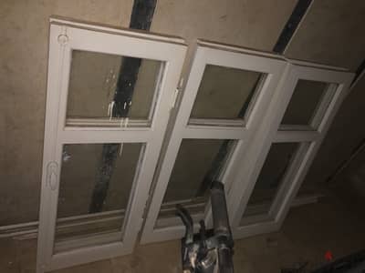للبيع 3 شبابيك خشب وزجاج مستعملة بحالة جيدة جدًا