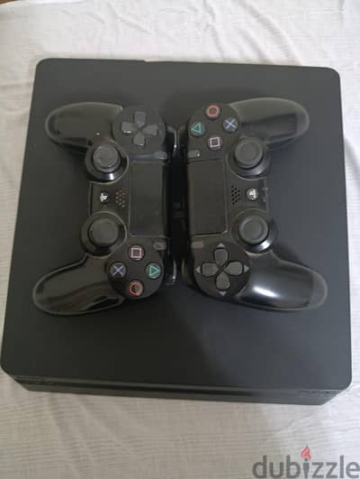 جهاز ps4 slim حالا ممتازه جدا استعمال نظيف