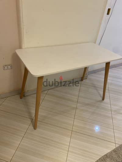 طاولة مكتب