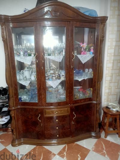 حجرة سفرة  ترابيزة و6كراسى ونيش وبوفيه بحالة الجديد