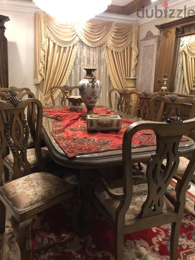 غرفه سفره نيش وتبريزه وتماني كراسي. خشب بني ارو السعر