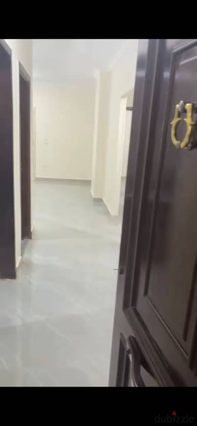 شقه 3 غرف 2 حمام ب كمبوند جرين تاون اول سكن