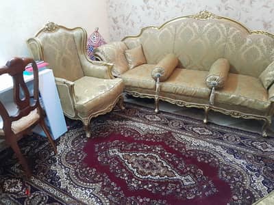 صالون فاخر وقيم للبيع بحاله ممتازه لون دهبي
