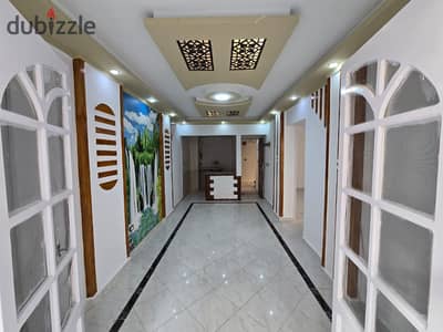 شقه في العجمي شاطئ النخيل بجوار البحر في قلب الاسواق التجاريه تشطيب التـــــــــــرا لوكس
