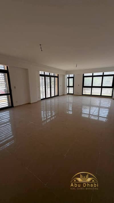 شقة 294 م ارضى بدون جاردن للايجار بارقى مراحل مدينتى B8  GROUP 83  تشطيبات شركه بحاله ممتازه اول سكن