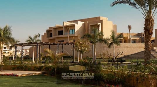 استلم فورا فيلا بانوراما فيو علي الحديقة المركزية مع حمام سباحة خاص بجوار Palm Hills و Swan Lake