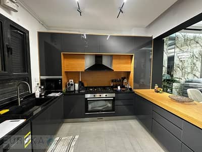 For sale townhouse 165 meters including furniture and appliances in Al-Borg Compound