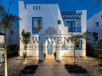 شاليه ارضي  باقل من سعرالسوق يطل علي حمام السباحة متشطب ومفروش بالكامل جاهز للاستلام في mountain view ras el hekma