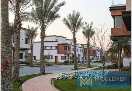 town house middle 225m prime location under market price ready to move azzar2 new cairo next to mountain view , palm hills ,hyde park