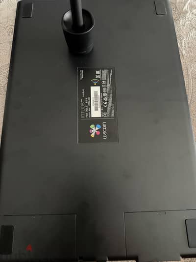 Wacom Intuos Pro Medium Model: PTH-651 والنسخة المكتوبة على الاستيكر: