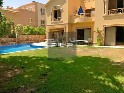 فيلا للبيع تشطيب الترا سوبر لوكس بالمطبخ والتكييفات و حمام سباحة خاص استلام فوري بسعر لقطة في كمبوند قطامية هيلز
